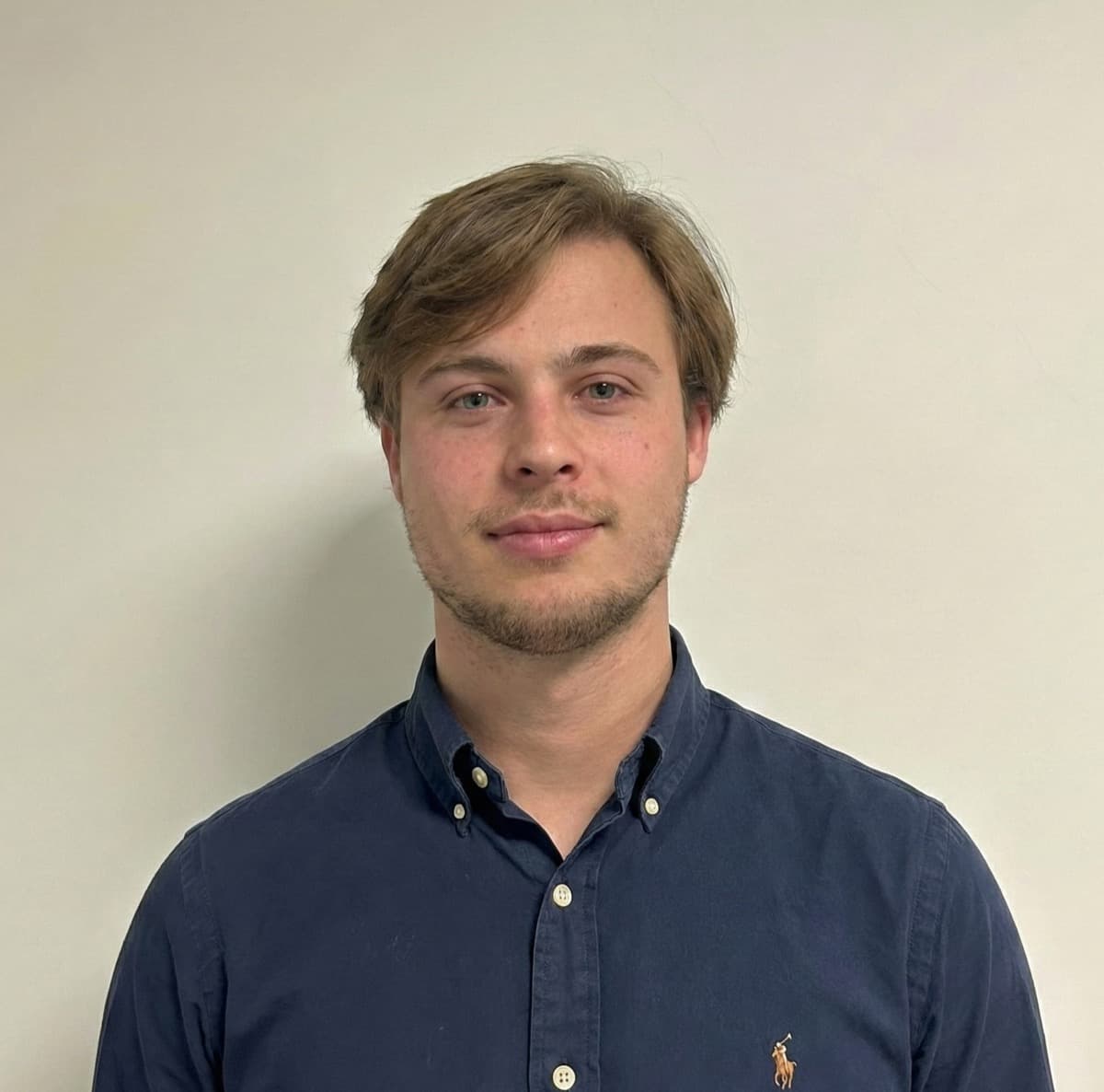 Rustig klantgesprek in een lichte omgeving