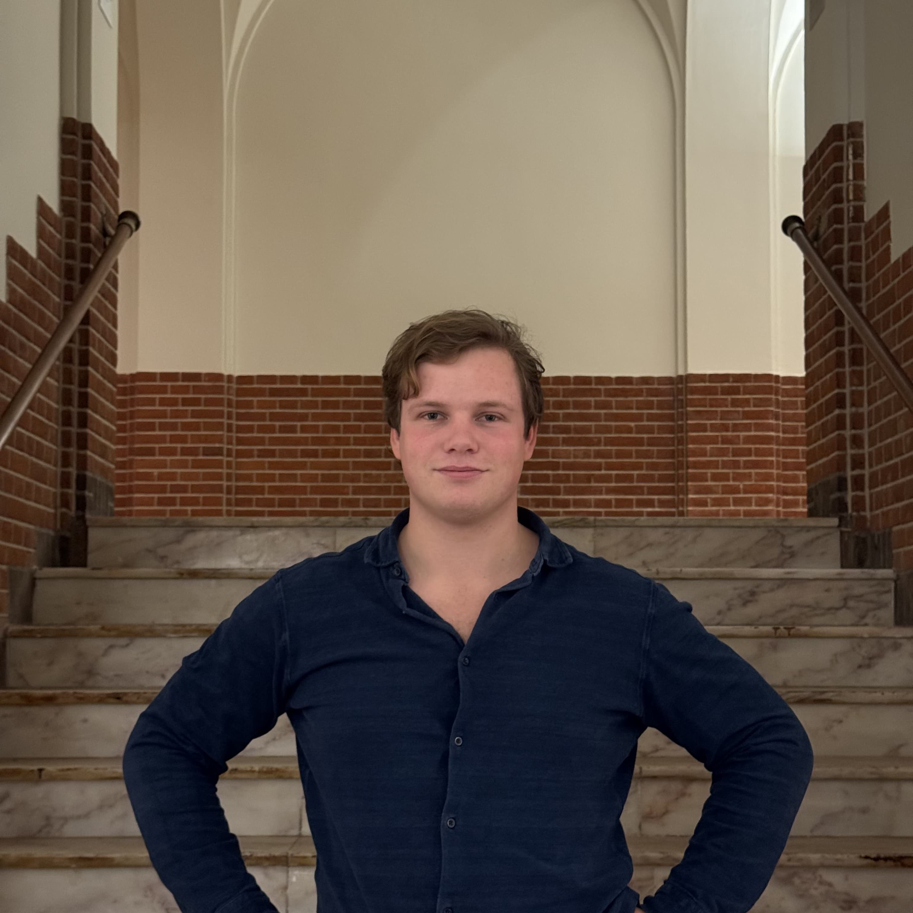 Persoon in gesprek met klant aan de balie